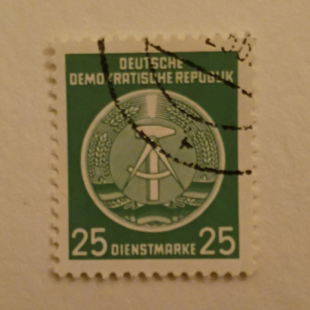 Germany DDR Dienstmarke Back of Book 25 Green Used Handstamped Coat of Arms