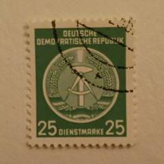 Germany DDR Dienstmarke Back of Book 25 Green Used Handstamped Coat of Arms