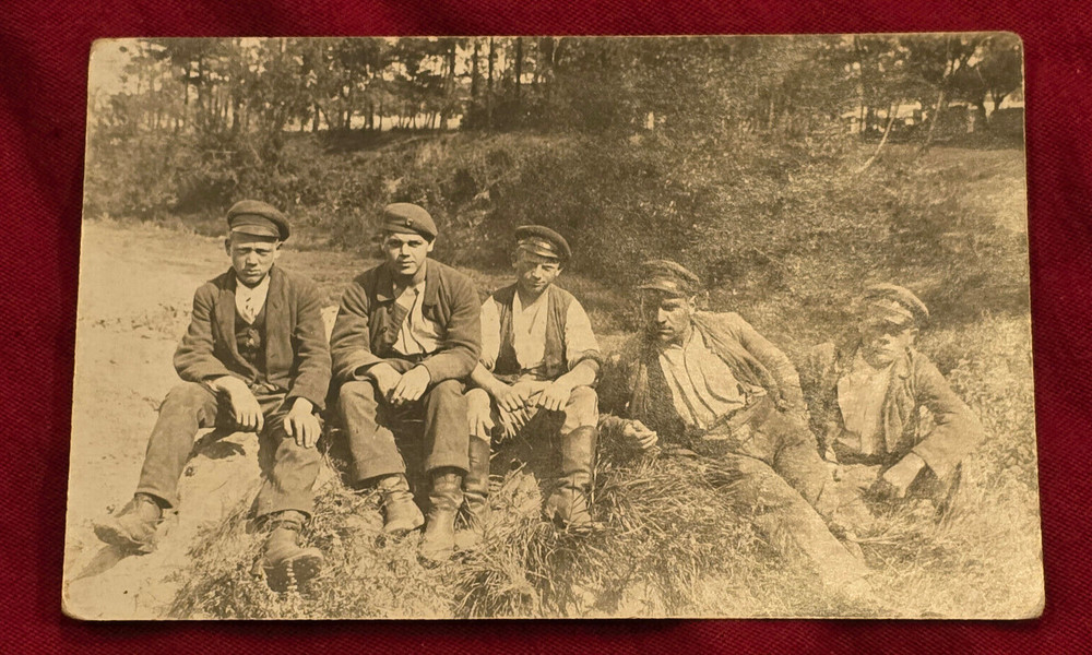Battle worn vets German soldiers pose wartime military Photo Postcard WW1 WWI