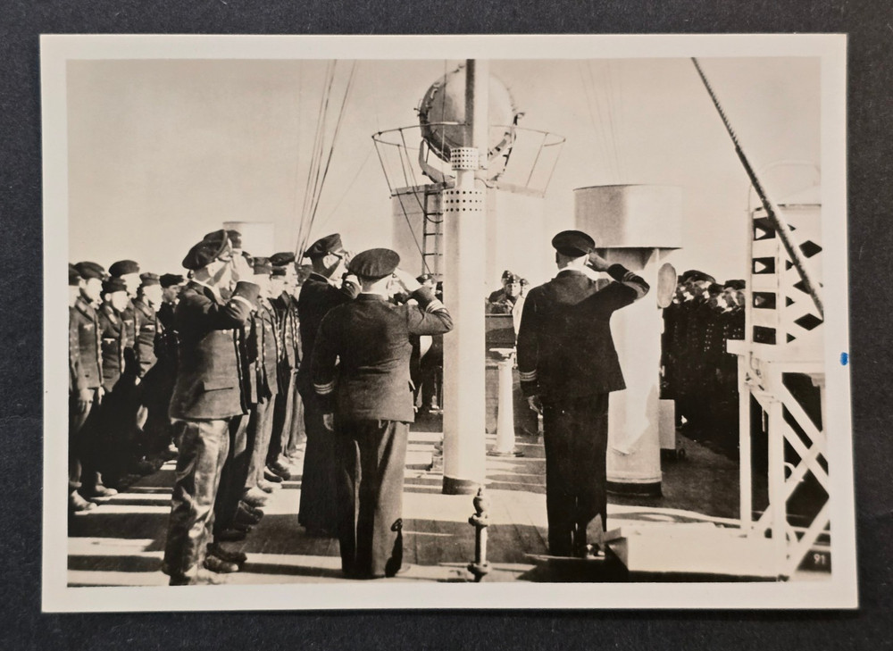 KRIEGSMARINE OFFICERS CAPTAIN SALUTE! Third Reich WW2 German Military Postcard
