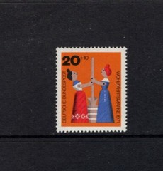 Germany 1971 WOODEN TOY WOMEN CHURNING BUTTER SC B476X NH