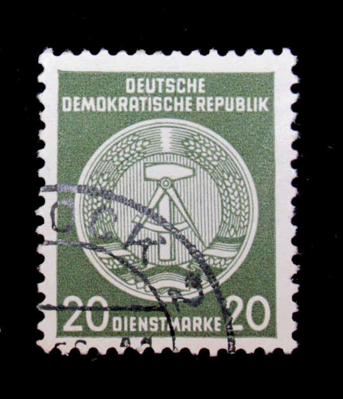 Germany DDR Stamp Scott O22 Arms of Republic 20 Dienst Marke 1955 Used NG
