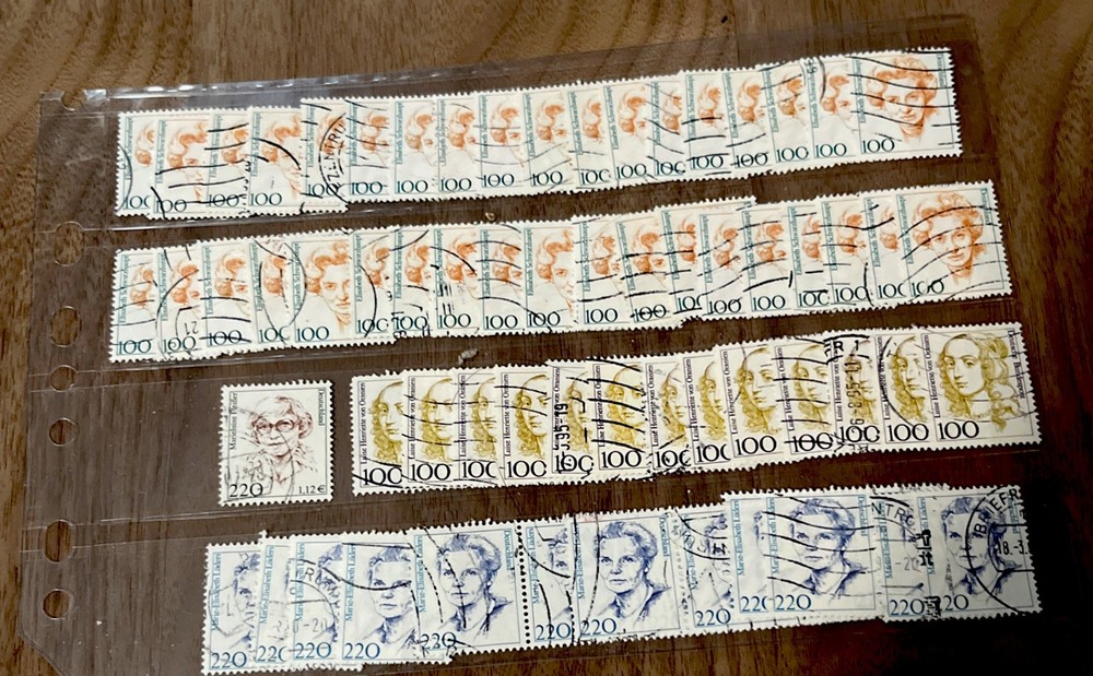 60 USED GERMANY FAMOUS WOMEN 2 DIFFERENT 100pf & 2 DIFFERENT 220 SEE SCAN 1302